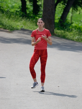 停下来休息的红色运动装女孩图片